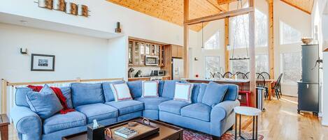 House, Private Bathroom (Red White Wintergreen) | Lounge
