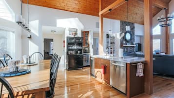 House, Private Bathroom (Red White Wintergreen) | Shared kitchen | Highchair