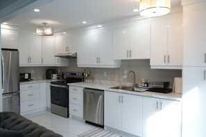 Private kitchen - Grand 6BR Home | Designed for Families & Large Groups (Brampton)