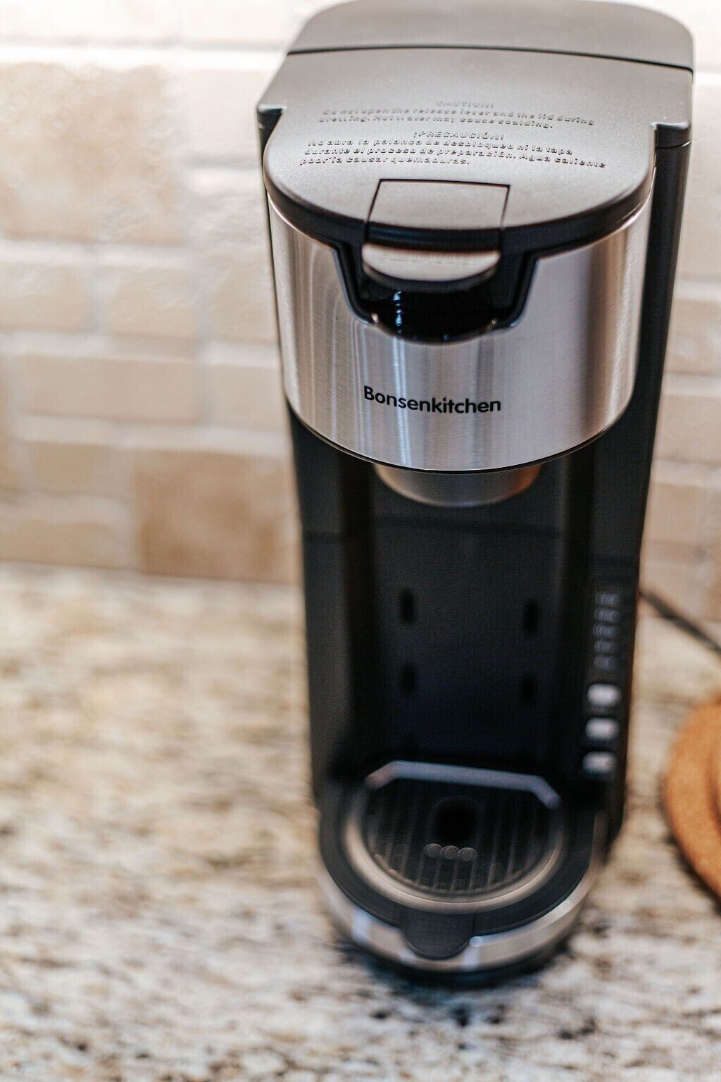 Een koffiezetapparaat met een roestvrijstalen buitenkant en een zwarte basis, met de aanduiding 'Bonsenkitchen'.