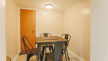 Apartemen, kamar mandi pribadi (Staunton Underground) | Restoran