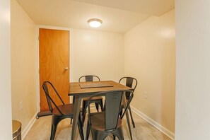 Apartment, Private Bathroom (Staunton Underground) | Restaurant - Staunton Underground (Staunton)