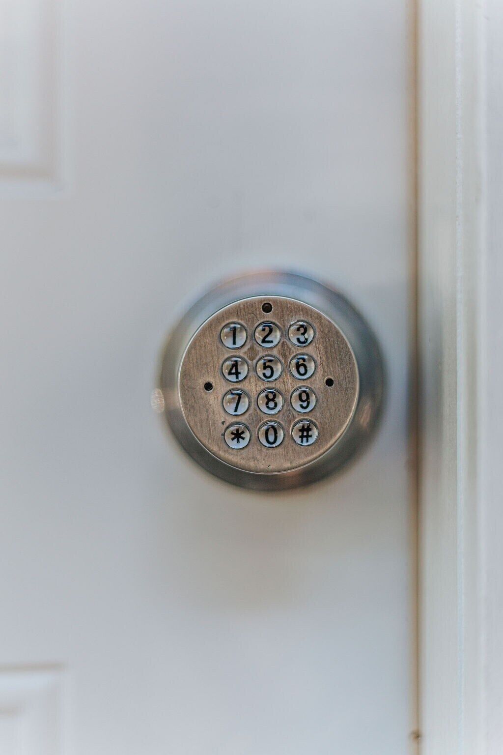 Een deur met een numeriek keypad-slot.