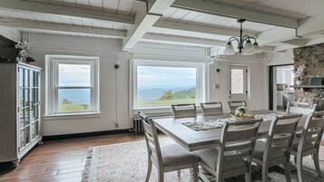 House, Private Bathroom (Swannanoa Guest House) | Dining