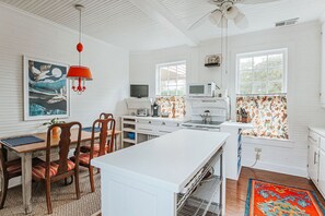 Shared kitchen - The Cardinal House (Waynesboro)