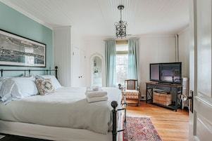 House, Private Bathroom (The Cardinal House) | 5 bedrooms