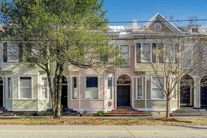 Exterior - Historic Savannah Nest with private Parking & Pet friendly (Savannah)