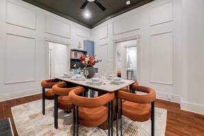 Dining - Historic Savannah Nest with private Parking & Pet friendly (Savannah)