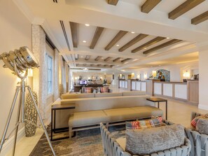 Lobby - Beautiful 2-bedroom Villa in Tranquil Newport Beach (Newport Beach)
