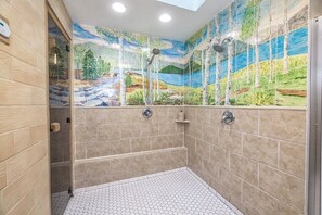 Haartrockner, Handtücher, Seife, Toilettenpapier