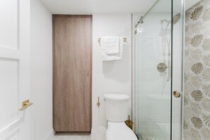Shower, hair dryer, towels, soap - Casa Coral - Boca Poolside Escape (Boca Raton)