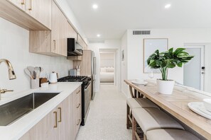 Fridge, microwave, oven, stovetop - Casa Coral - Boca Poolside Escape (Boca Raton)