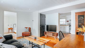 Rumah, kamar mandi pribadi (The Hunker Down) | Lounge