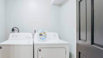 Casa, baño privado (The Hunker Down) | Lavandería