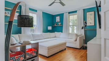 House, Private Bathroom (The Wayne Shire) | Lounge