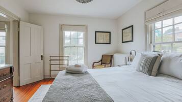 House, Private Bathroom (The Woodward)