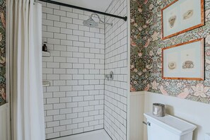 House, Private Bathroom (The Woodward) | Bilik Mandi