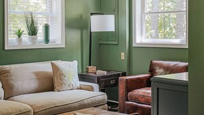 Nhà, phòng tắm riêng (Tucked Inn: Lower Unit) | Lounge