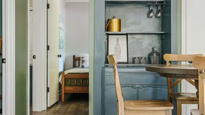 Nhà, phòng tắm riêng (Tucked Inn: Lower Unit) | Khu ăn uống