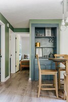 Hus - privat badrum (Tucked Inn: Lower Unit) | Restauranger