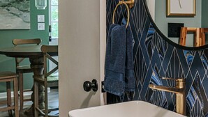 Nhà, phòng tắm riêng (Tucked Inn: Lower Unit) | Phòng tắm