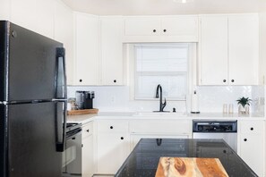 Private kitchen - The Vintage Nest, a peaceful retreat in the heart of Oroville, CA (Oroville)
