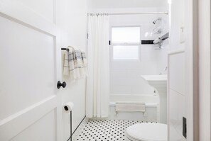 Bathroom - The Vintage Nest, a peaceful retreat in the heart of Oroville, CA (Oroville)