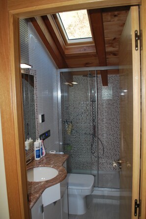 Shower, hair dryer, towels, toilet paper - Vrbo Property (Molinaseca)