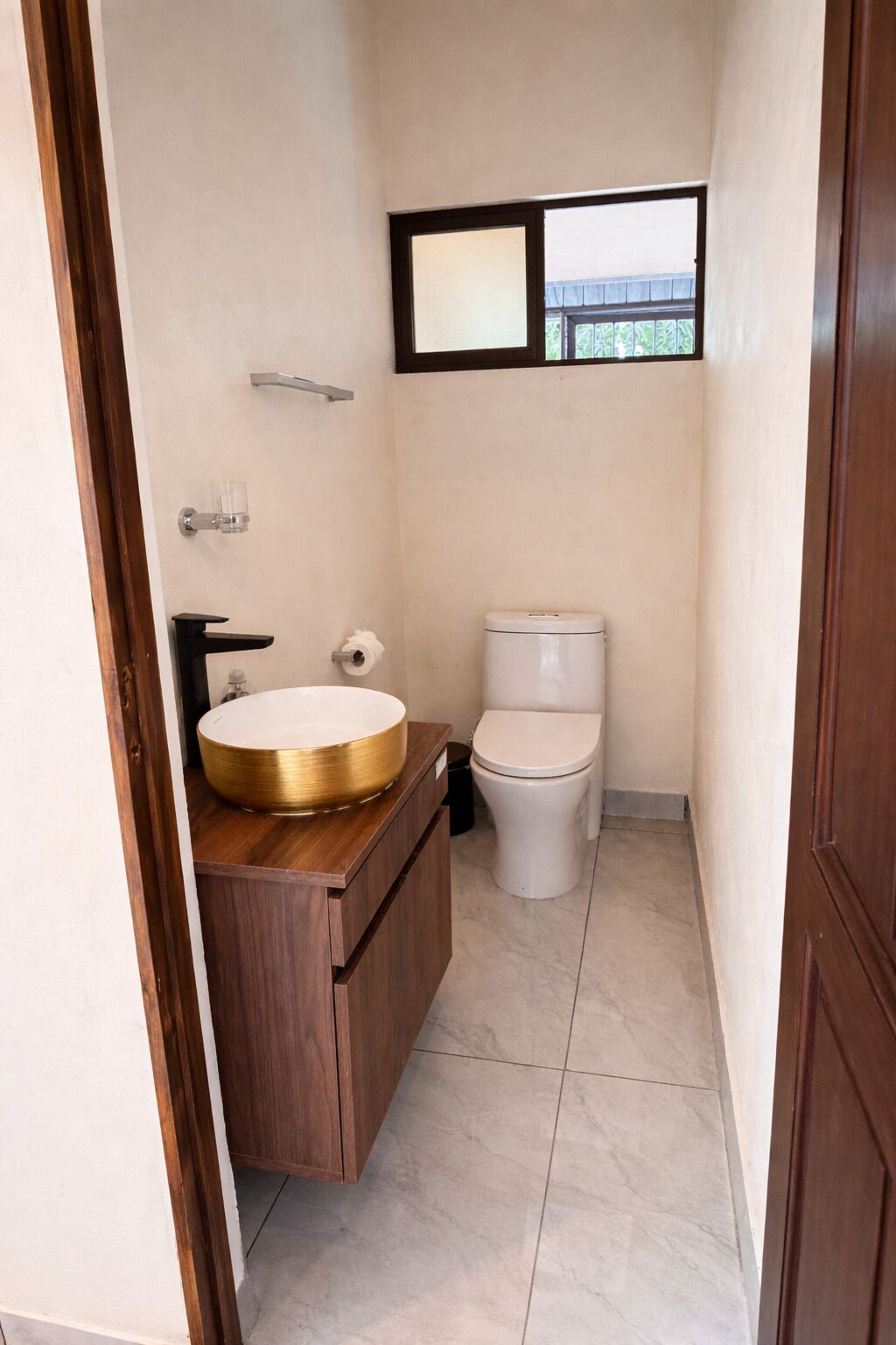 Regadera, toallas, jabón, papel de baño 