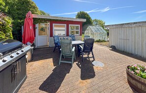 A patio with a grill, a small shed, and a garden. - Beautiful home in Haderslev with WiFi (Haderslev)