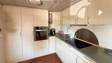 Kaffe-/temaskine, køleskab, mikrobølgeovn, ovn
