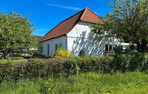 A white building with a red roof, surrounded by greenery and trees. - Beautiful home in Haderslev with WiFi (Haderslev)