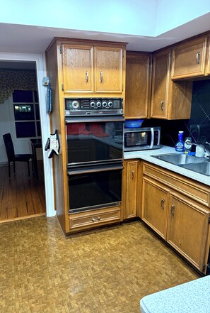 Private kitchen - S. Austin Family and Group Getaway: 3BR - InstaWorthy Near Bars, Eats & Downtown (Austin)