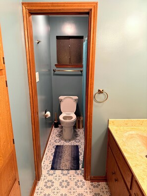 Bathroom - S. Austin Family and Group Getaway: 3BR - InstaWorthy Near Bars, Eats & Downtown (Austin)