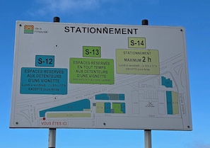 Ein Schild mit Parkinformationen für 'STATIONNEMENT' in Ville de Rimouski, inklusive Stellplätze für Anwohner und spezielle Zeitbeschränkungen.