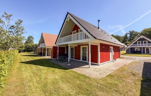 A red and white building with a balcony and a covered patio area. - Pet friendly home in Gråsten with sauna (Gråsten)