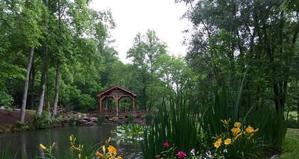 Pappy's Place: A Cozy Creekside Retreat