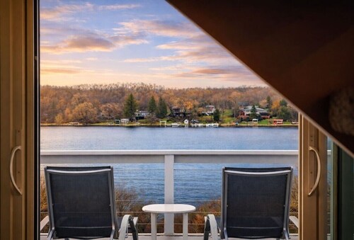 Lake Beulah Lookout | Lakefront Dock + Kayaks