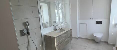 Dusche, Haartrockner, HandtĂŒcher, Seife