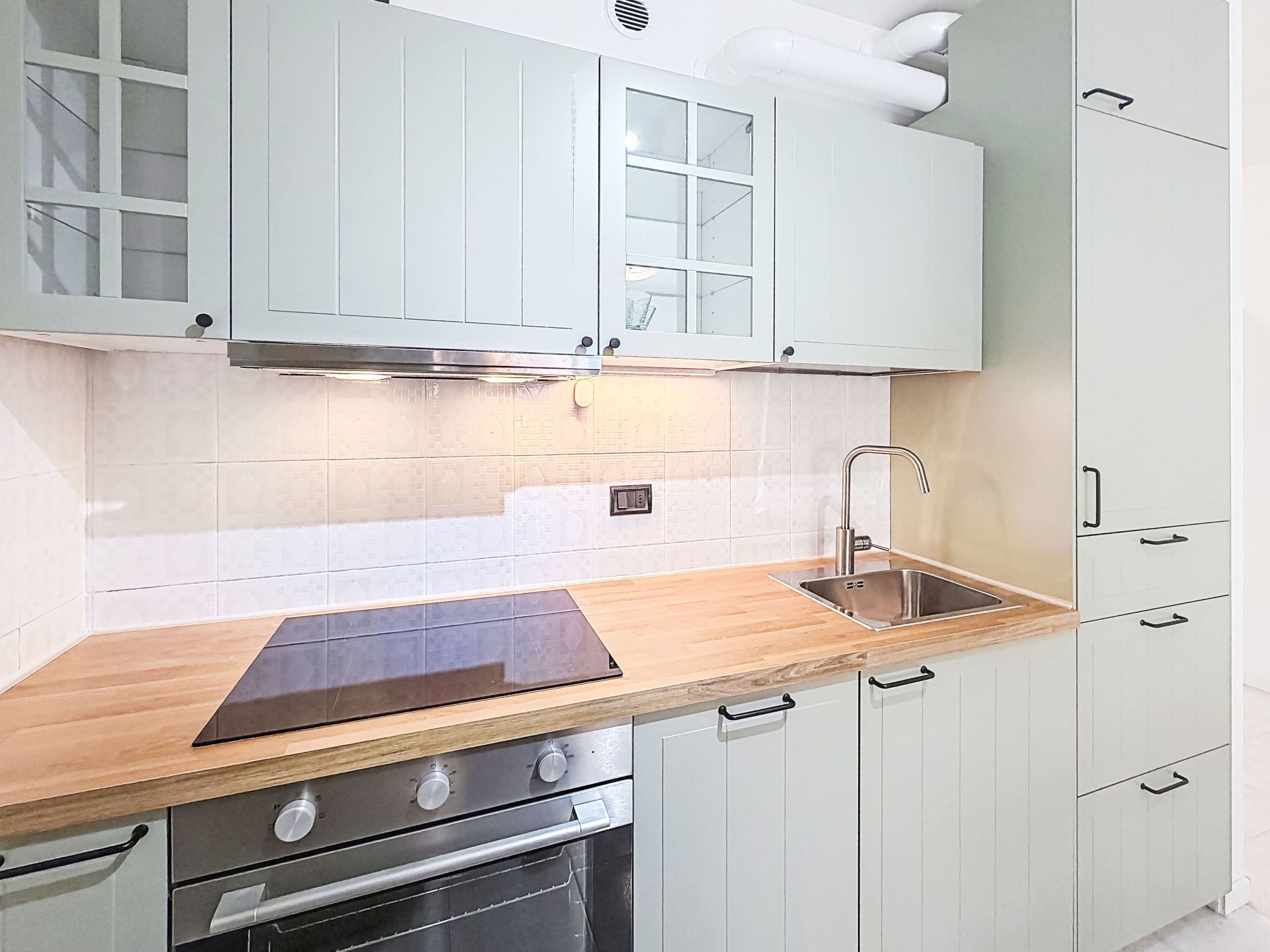 Fridge, oven, dishwasher, cookware/dishes/utensils