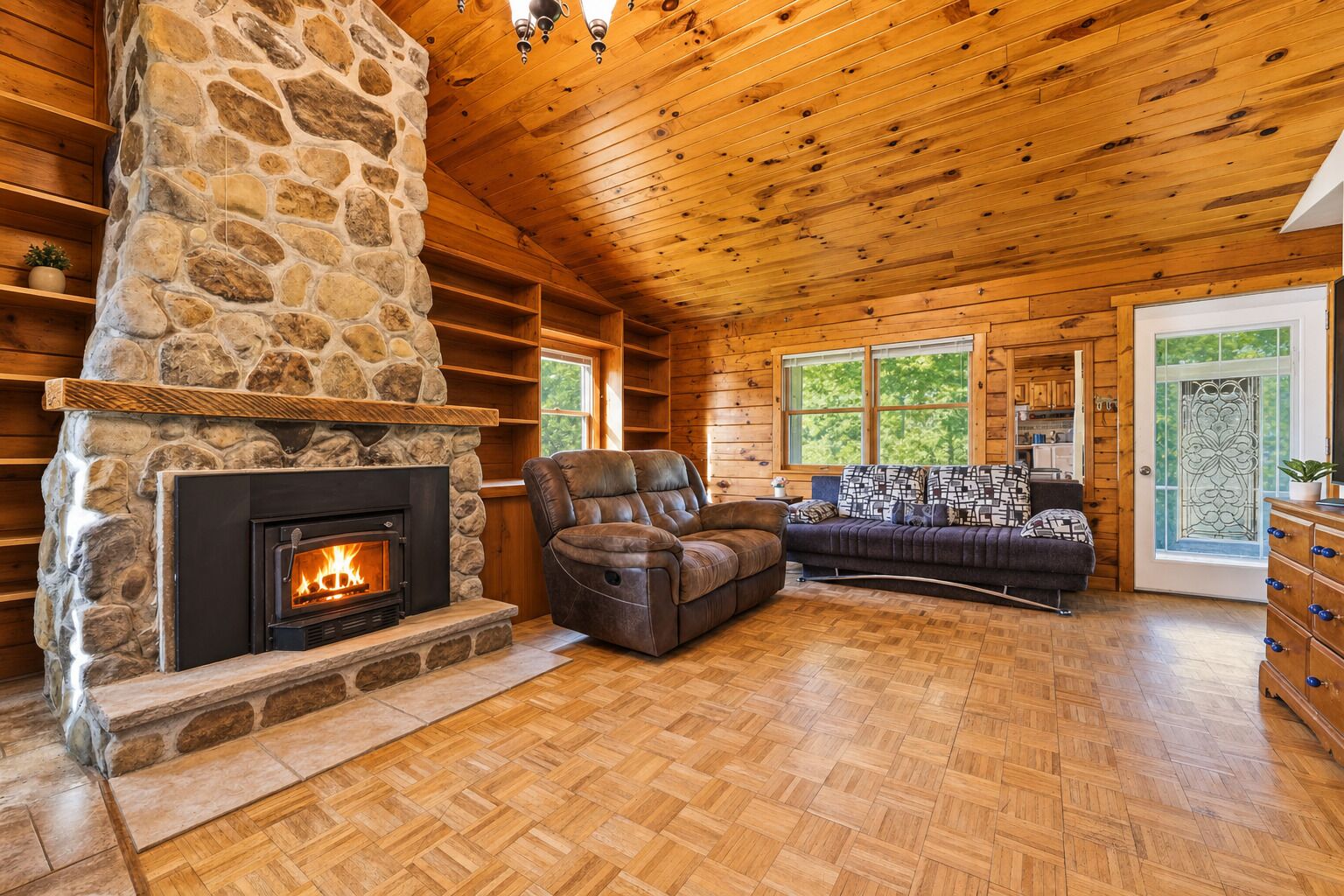 Una Smart TV, una chimenea, libros, una oficina