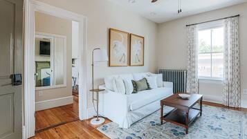Apartment, Private Bathroom (Red Bud Suite) | Interior