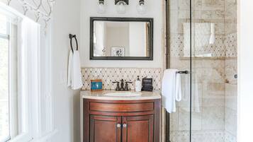 Apartment, Private Bathroom (Red Bud Suite) | Bathroom