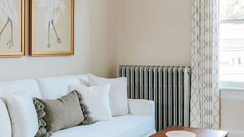 Apartment, Private Bathroom (Red Bud Suite) | Interior