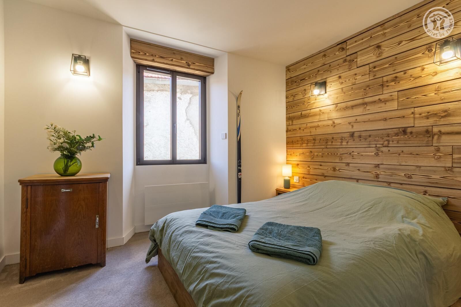 2 quartos, ferros/tábuas de passar roupa, berço de viagem
