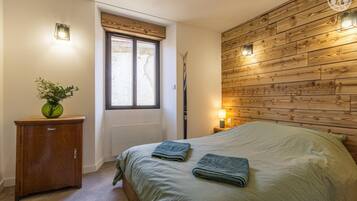 2 bedrooms, iron/ironing board, travel crib, free WiFi