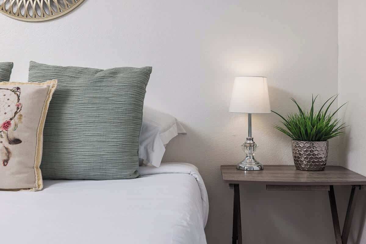 Tabla de planchar con plancha, wifi y ropa de cama 