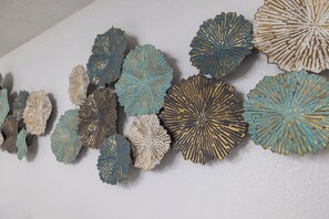 Una pared con una colección de placas metálicas decorativas.