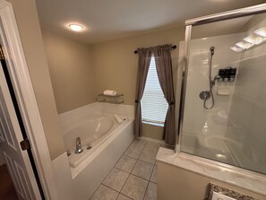 ヘアドライヤー、タオル、石鹸、トイレットペーパー