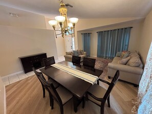 Living area - 🌴Modern Coastal Retreat Near Beaches, IMG Academy🌴 (Bradenton)